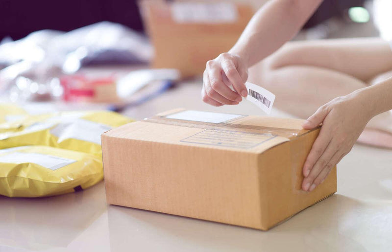 Applying an integrated label on a parcel for shipping 